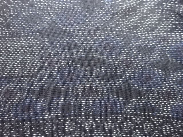 アンティーク　ヱ霞に古典柄織り出し本場泥大島紬着物